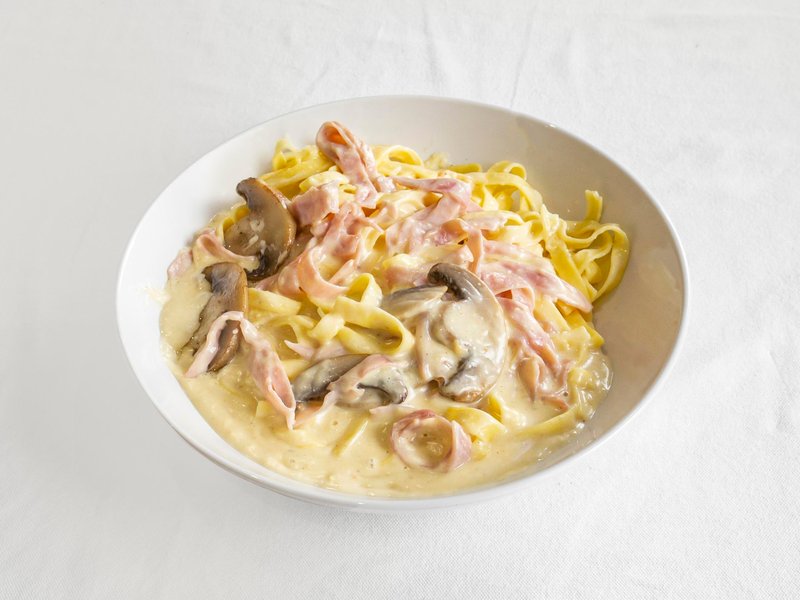 Tagliatelle with mushrooms and ham in a cream sauce